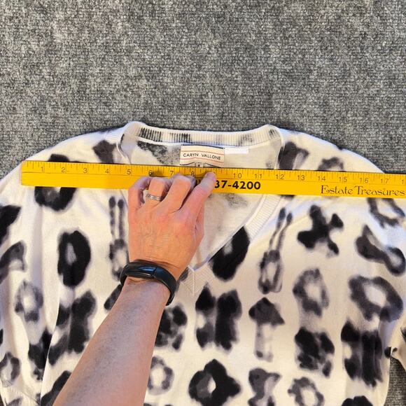 Caryn Vallone Small Sweater White Black Abstract Animal Print V-Neck Lightweight - Picture 5 of 7